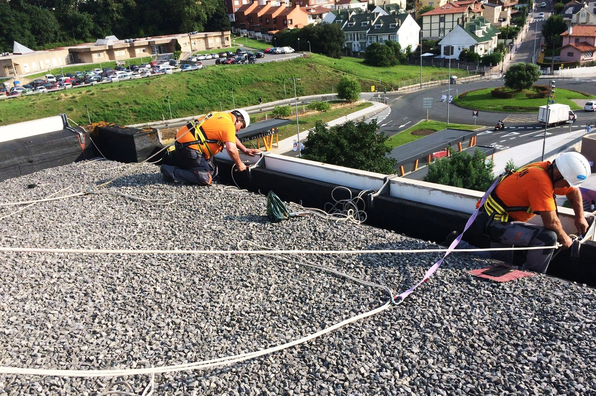 Operario de DS Verticales trabajando en rehabilitación de fachada