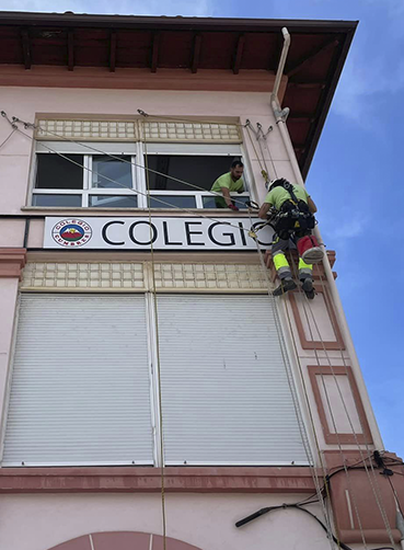 Instalación y mantenimiento de carteles publicitarios en altura