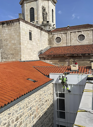 Mantenimiento de fachadas y estructuras mediante trabajos verticales